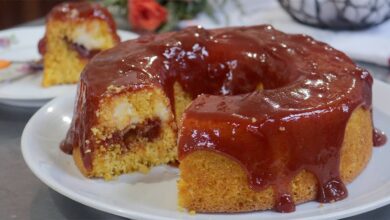 Bolo de Milho Recheado Coberto com Uma Deliciosa Calda de Goiabada