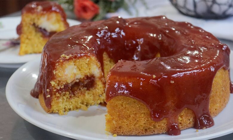 Bolo de Milho Recheado Coberto com Uma Deliciosa Calda de Goiabada